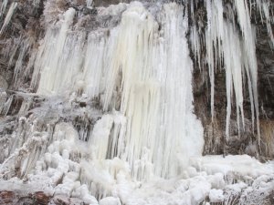 Soğuk Hava Şelaleyi Dondurdu