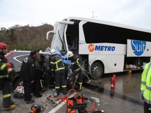 Rize'ye Gelen Yolcu Otobüsü Ciple Çarpıştı: 1 Ölü, 10 Yaralı