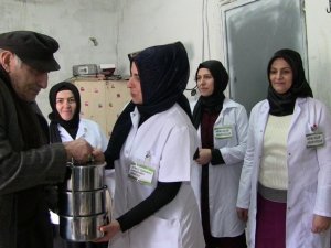 Artvin’de ‘Vefalı Eller Ve Gülen Yüzler’ Yaşlılara Ve Hastalara Yardıma Koşuyor