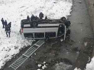 Trabzon’da Yolcu Minibüsü Dereye Uçtu
