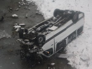 Trabzon’da Yolcu Minibüsü Dereye Uçtu: 15 Yaralı