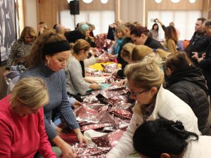 Kimsesiz Çocuklar İçin 6 Bin Atkı Ve Bere Ördüler
