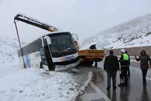 Karda Kayan İstanbul-Rize Seferini Yapan Yolcu Otobüsü Yoldan Çıktı
