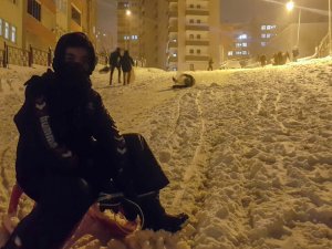 Poşetini Alan Geldi, Karda Doyasıya Eğlendi