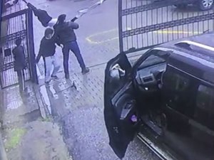 Demir Kapıda Asıla Kaldı