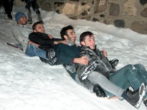 Poşetle Kaydılar, Tulumla Isındılar