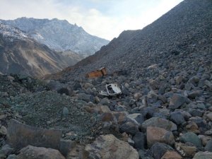 Artvin’de Hafriyat Kamyonu Uçurumdan Yuvarlandı: 1 Ölü