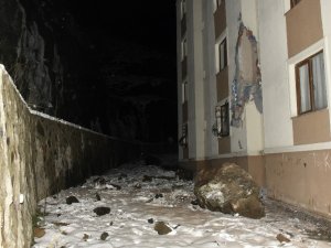 Gümüşhane’de Dev Kayalar Apartmanın Üzerine Düştü