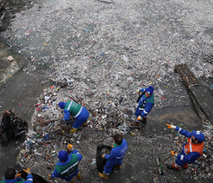Rize'de Deniz Yüzeyi Çöplerle Kaplandı