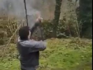 İnanılmaz Olayda Tüfek Adamın Elinde Patladı