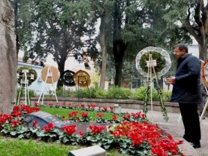 Zübeyde Hanım’ın Mezarı Başında Dua Etti