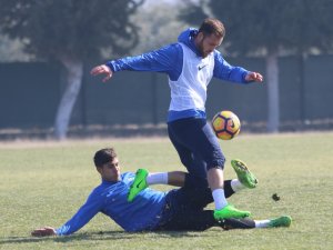 Akhisarspor 2 Futbolcuyu Bitirmek Üzere