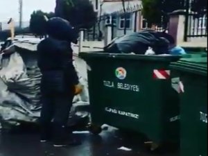 İstiklal Marşı’nı Duyunca Saygı Duruşuna Geçti