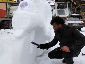 Kerata İle Kardan Heykeller Yapıyor