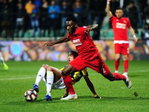 İlk Yarı Sessiz Bitti