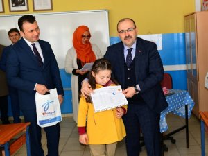 Vali Ustaoğlu, Öğrencilerin Karne Heyecanına Ortak Oldu