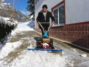 Yazın Ot Biçtikleri Makine İle Kışın Kar Temizliyorlar