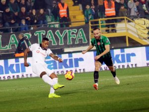 İlk Yarı Beşiktaş’ın Üstünlüğüyle Bitti