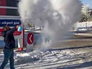 Havaya Serpilen Sıcak Su, Buz Taneciklerine Dönüştü
