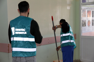 Rize'de Denetimli Serbestlik Yükümlüleri Okulların Bakımını Yapıyor