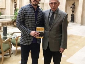 Ergin Keleş, 19 Yıl Önce Özkan Sümer’den Aldığı Kitabı Teslim Etti