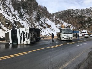 Zigana Dağı’nda Buğday Yüklü Tır Devrildi: 1 Yaralı
