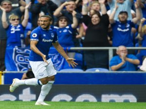 Cenk Tosun Crystal Palace Yolunda