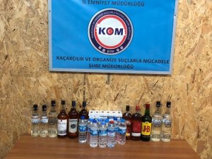 Otomobilden Bin 40 Paket Kaçak Sigara Ve 30 Litre Kaçak İçki Çıktı