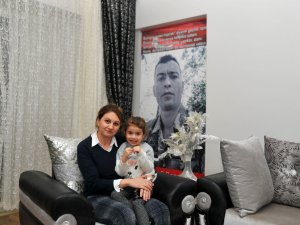 Baba Hasretini Şehidin Fotoğrafıyla Konuşarak Gideriyor
