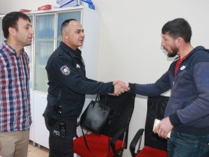 Suriyeli Adam Bulduğu Çantayı Polise Teslim Etti