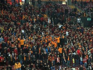 Tribünlerden ‘Forvet’ Tezahüratı