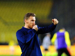 Serdar Aziz, Fenerbahçe Armasını Öptü