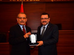 Genç, Belediye Meclis Üyelerine Plaket Takdim Etti