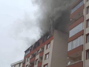 Giresun’da Bir Evin Çatı Katında Çıkan Yangın Söndürülmeye Çalışılıyor