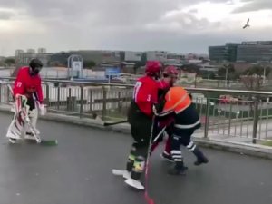 Buz Hokeyi Takımı Temizlik Görevlisine Karşı