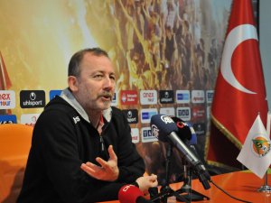 "Ozan’ı Futbolcu Olduğuna İkna Etmeye Çalışıyoruz"