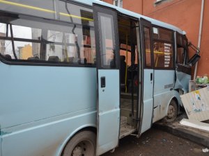 Freni Patlayan Dolmuş Duvara Çarptı: 8 Yaralı