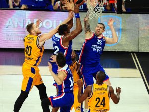 Anadolu Efes, İspanyol Ekibi Farklı Yendi