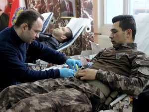Polisler Bu Sefer ‘Can’ Kurtarmak İçin ‘Kan’ Verdi