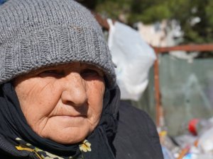 Topladığı Kağıtlarla 3 Çocuk Büyüttü