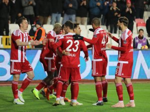 Spor Toto Süper Lig: Dg Sivasspor: 1 - Akhisarspor: 0 (İlk Yarı)