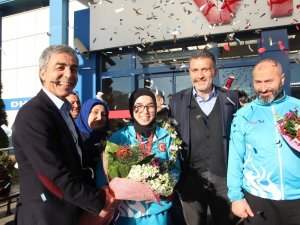 Avrupa Şampiyonu Genç Bayan Karateciye Coşkulu Karşılama