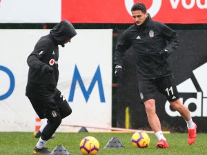Beşiktaş Sağanak Yağmur Altında Çalıştı
