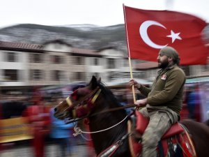 Belediye Başkanı Kurtuluş Törenine At Üzerinde Geldi