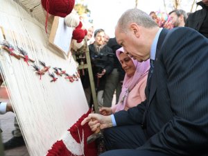 Cumhurbaşkanı Erdoğan Türk Bayraklı Halıya İlmek Attı