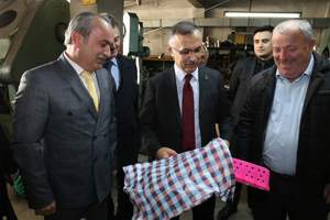 Vali Kemal Çeber'e Çayeli'nde Çay Makası Hediye Edildi