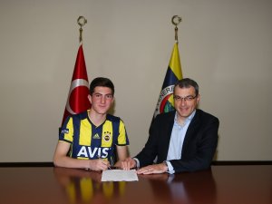 Fenerbahçe İmzayı Attırdı