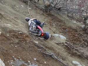 Artvin’de Motosiklet Sürücüsü Uçuruma Yuvarlandı
