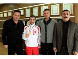Trabzon'un Gururu Şampiyon Boksör Ödüllendirildi