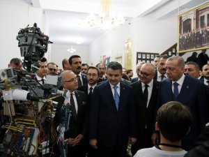 Cumhurbaşkanı Erdoğan Öğrencilerin Projelerini İnceledi